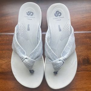 Clarks Cloudstepper 7 Arla Kaylie light gray flip flops good used condition
